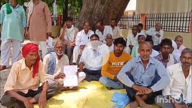 मैनपुरी: कुरावली क्षेत्र में नलकूप की लाइन न जोड़े जाने से परेशान ग्रामीणों ने SDO के खिलाफ दिया धरना #jansamasya