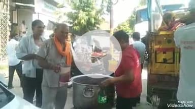 खबर औरैया से शहर के ब्लॉक गेट के समीप हुआ शरबत का वितरण