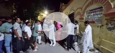 सुल्तानपुर: राष्ट्रीय सेवा संघ के कार्यकर्ताओं ने गुरुवार रात 448 जरूरतमंदों को परोसा भोजन