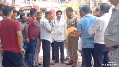 मिर्ज़ापुर: शहर कोतवाली के बाहर विवाहिता का शव रखकर परिजनों ने किया हंगामा, पुलिस ने मुकदमा दर्ज करने का दिया आश्वासन