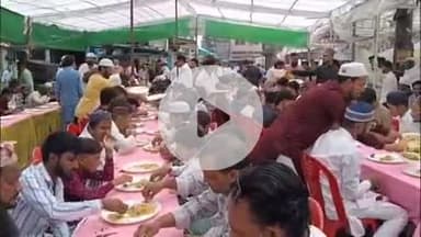 लाडपुरा: कोटा में कोचिंग स्टूडेंटों को घर जैसी मिली ईद की खुशियाँ, नौजवान कुरैशी घंटाघर कमेटी ने किया ईद मिलन का आयोजन