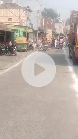 बदायूं: बिनावर थाना क्षेत्र में बिलहत रोड पर ईद के दिन बीच रोड पर नमाज पढ़ने का वीडियो सोशल मीडिया पर हुआ वायरल