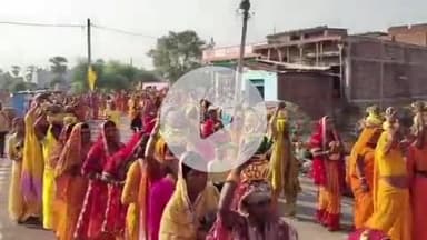 घोसी: कोर्रा गांव में आयोजित गायत्री महायज्ञ को लेकर निकाला गया भव्य कलश यात्रा