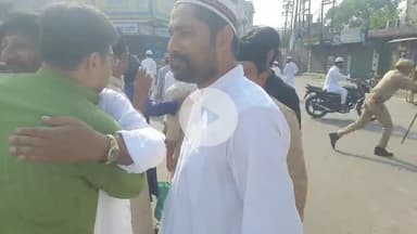 रामपुर: शाहबाद गेट पर ईद उल अज़हा के मौके पर जिला पंचायत सदस्य मुस्तफा हुसैन ने सीतापुर जेल में बंद आज़म खान की रिहाई की मांग की