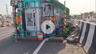 झांसी: डेली के ओवर ब्रिज के ऊपर हाइवे पर कार बचाते-बचाते केले से भरा ट्रक पलटा