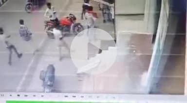 टीकमगढ़: टीकमगढ़ में इलेक्ट्रिकल दुकान में दुकानदार के साथ की गई मारपीट, दुकान व बाइक में की गई तोड़फोड़; CCTV फ़ुटेज आया सामने