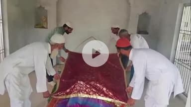 हसनपुर: हसनपुर के गांव लिसड़ी बुजुर्ग में स्थित कासिम मियां की दरगाह पर चादर पोसी करने वालों का लगा रहता है तांता