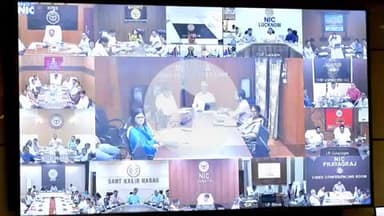 झांसी: मुख्य सचिव ने वीडियो कॉन्फ्रेंसिंग के माध्यम से झांसी सहित प्रदेश के मण्डलायुक्तों और जिलाधिकारियों के साथ बैठक की