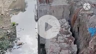 खुरई: संत रविदास वार्ड जेल रोड पर नाला निर्माण के लिए खुदाई से निकले मकानों के पिलर व बीम,बरसात में मकानों को खतरा#jansamasya