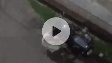 सुल्तानपुर: आवास विकास कॉलोनी में पेट्रोल चोरी का नया तरीका: मोटरसाइकिल की पाइप काटकर पेट्रोल निकालते वीडियो वायरल, पुलिस को दी शिकायत