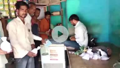 पचोर: छायन आमलारोड बाबल्दी में कृषि अधिकारी डॉ. संजय पाटीदार ने किसानों की मिट्टी के नमूने जांच के लिए भेजे