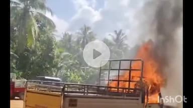 തലശ്ശേരി: മാഹി പള്ളൂർ ഇരട്ടപ്പിലാക്കൂലിൽ നിർത്തിയിട്ട പിക്കപ്പ് വാനിന് തീപിടിച്ചു