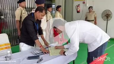 आरा: आरा स्थित ब्लॉक रोड पर ईवीएम/वीवीपैट वेयरहाउस का निरीक्षण डीएम के नेतृत्व में किया गया