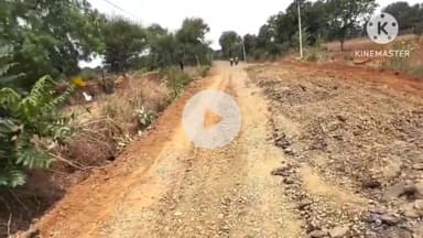 जीरन: आवरी माता और चीताखेड़ा के बीच निर्माणाधीन सड़क पर टेंपो अनियंत्रित होकर पलटा