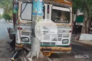 बाली: फालना में कोयले से भरा ट्रक डिवाइडर पर चढ़ा, नगरपालिका के सामने यूनिक पोल से टकराया, डीजल टैंक फटा, ड्राइवर फरार