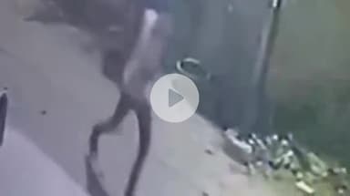 इंदौर: दो युवक घर के बाहर पत्थर फेंकते हुए कैमरे में कैद, वीडियो सोशल मीडिया पर वायरल