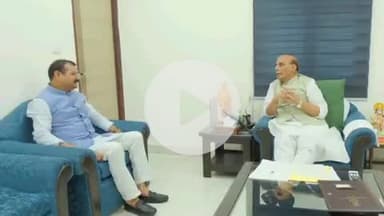 बीसलपुर: दिल्ली में यूपी सरकार के राज्य मंत्री संजय गंगवार ने रक्षा मंत्री राजनाथ सिंह से की मुलाकात