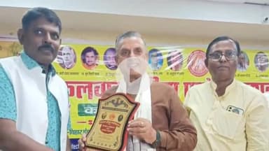 मोतिहारी: कलवार इंडिया एसोसिएशन की प्रदेश स्तर की बैठक में भाजपा नेता राजेंद्र प्रसाद गुप्ता को किया गया सम्मानित