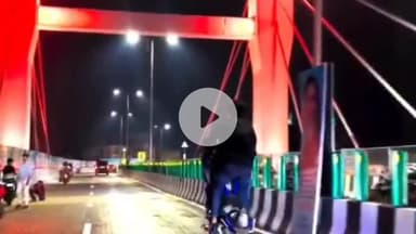 कांके: सिरमटोली फ्लाईओवर पर बाइक से स्टंट करते युवक का वीडियो आया सामने, परिवहन मंत्री ने कार्रवाई के दिए निर्देश