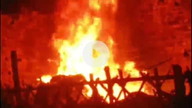 इटावा: कोतवाली इलाके के रामलीला रोड स्थित कबाड़ गोदाम में अज्ञात कारणों से लगी आग, लाखों के नुकसान की आशंका