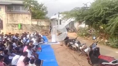 ஆவுடையார் கோவில்: முத்துக்குடா உள்ளிட்ட பல்வேறு இடங்களில் பக்ரீத் பண்டிகை முன்னிட்டு இஸ்லாமிய பெருமக்கள் சிறப்பு தொழுகை ஈடுபட்டனர்