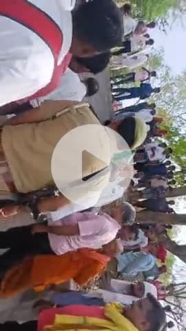 मां कमासिन देवी मंदिर ग्राम गंभीरा पूर्व के नवनिर्मित प्रथम प्रवेश द्वार का लोकार्पण मुख्य विकास अधिकारी कौशांबी श्रीमान अजीत श्रीवास्तव जी ने 5 जून गुरूवार को किया