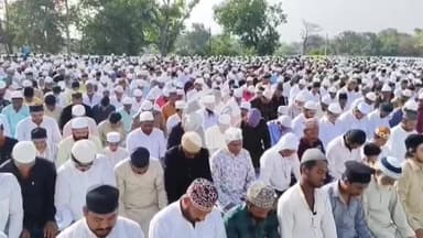 शाजापुर: गिरवर स्थित ईदगाह में मुस्लिम समाज ने बक़रीद के अवसर पर विशेष नमाज़ की अदा, एक-दूसरे को गले लगाकर दी बधाई