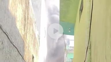 अमरोहा: अमरोहा सदर तहसील के पास इनवर्टर गोदाम में लगी भीषण आग