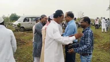 घंसौर: घंसौर में मुस्लिम समाज ने बक़रीद के अवसर पर विशेष नमाज़ की अदा, एक-दूसरे को गले मिलकर दी बधाई