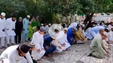 बरेली: ईद उल अजहा की नमाज़ मस्जिद नोमहला शरीफ में अदा करने के बाद लोगों ने गले मिलकर दी मुबारकबाद