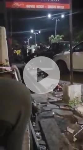 टीकमगढ़: टीकमगढ़ में सड़क पर युवकों के बीच हाथापाई व लाठी-डंडे चलने का वीडियो हुआ वायरल, कोतवाली पुलिस ने शुरू की जांच