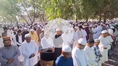 झांसी: झांसी में 54 हजार लोगों ने अदा की बकरीद की नमाज़, अल्लाह को राजी करने के लिए दी जा रही कुर्बानी और मांगी गई दुआएं