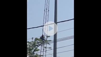 इटावा: पेट्रोल लेकर शास्त्री चौराहे पर लगे टावर पर चढ़ा युवक, किया बवाल