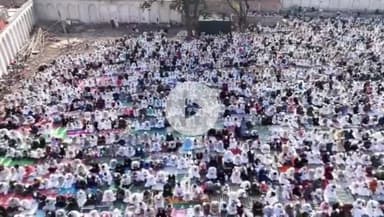 सागर नगर: सागर में मुस्लिम समाज ने धूमधाम से मनाया बक़रीद का पर्व, ईदगाह में जगह कम पड़ने पर सड़क पर अदा की गई नमाज़