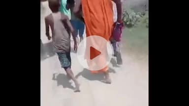 कसिया: पिपराघाट में रास्ते के अभाव के चलते चारपाई पर मरीज को ले जाने का वीडियो सोशल मीडिया पर वायरल