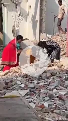 मिर्ज़ापुर: विंध्याचल में गली चौड़ीकरण के लिए तोड़े गए मलबे को नहीं हटाए जाने से यात्री गिरते-पड़ते पहुंच रहे विंध्यधाम