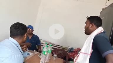 लोहरदगा: किशोर की आत्महत्या पर युवा कांग्रेस जिलाध्यक्ष ने सदर अस्पताल में परिजनों से मिलकर ढांढस बंधाया व मदद का आश्वासन दिया