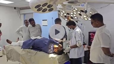 हज़ारीबाग: कटकमदाग में क्रिकेट टूर्नामेंट के दौरान बल्लेबाजी करते समय सांसद मनीष जायसवाल हुए घायल