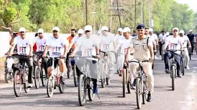झांसी: उत्तर मध्य रेलवे के झांसी रेल मंडल द्वारा 'Sundays on Cycle' के तहत फिट इंडिया साइकिल रैली का आयोजन किया गया