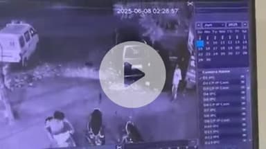 झांसी: मेडिकल गेट नंबर 2 स्थित एक प्राइवेट हॉस्पिटल के पास लाइव बाइक चोरी की घटना सीसीटीवी कैमरे में कैद हुई