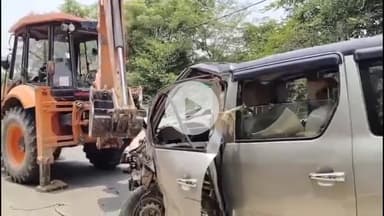 मिर्ज़ापुर: सबेसर गांव के सामने लूना सवार को बचाने के चक्कर में जाइलो और पिकअप में हुई टक्कर, लूना सवार की हुई मौत व 18 लोग हुए घायल