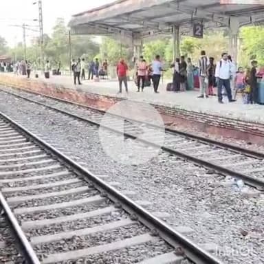 ऊंचाहार: ऊंचाहार रेलवे स्टेशन पर जिम्मेदारों की लापरवाही उजागर, ट्रैक के रास्ते ट्रेन में चढ़ते यात्रियों का वीडियो हुआ वायरल