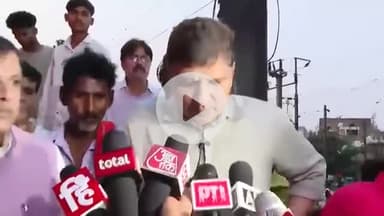 सौरभ भारद्वाज ने कहा हम झुग्गीवासियों के लिए सड़क से लेकर संसद तक लड़ेंगे और बीजेपी को बिहार में जाकर Expose करेंगे कि जो BJP बिहार में वोट माँग रही है, वही बीजेपी दिल्ली से बिहारियों को भगा रही है।