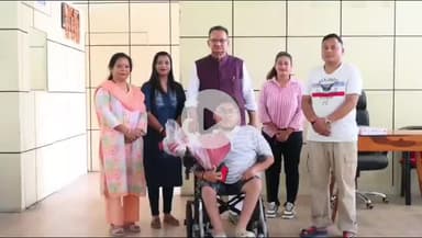 देहरादून: कैबिनेट मंत्री गणेश जोशी ने हाथीबडकला स्थित कैंप कार्यालय में इलेक्ट्रॉनिक व्हीलचेयर का वितरण किया