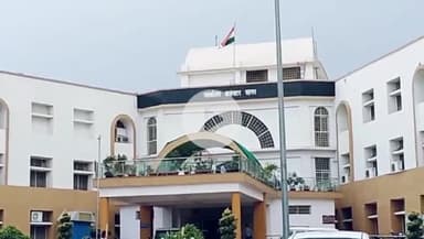 सागर नगर: कलेक्टर ने काम पूरा न करने पर पंचायत विभाग के अधिकारी और सचिवों पर की कार्रवाई, ₹41,000 से ज्यादा का जुर्माना