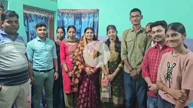 गिरिडीह: इंटर कला संकाय परीक्षा में जिले में प्रथम और राज्य में तीसरा स्थान पाने पर छात्रा के पटेल नगर आवास में मनाई गई खुशियां