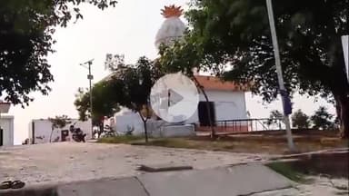 अमरोहा: गांव डिडौली में प्राकृतिक रूप से निकले शिवलिंग पर जलाभिषेक व प्रसाद चढ़ाने के लिए भक्तों की भीड़ का तांता