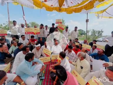 तराना: भूमि अधिग्रहण के विरोध में किसानों के धरने में शामिल हुए विधायक महेश परमार