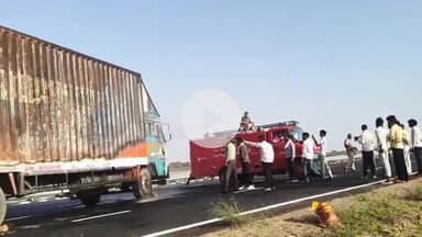 रामगंजमण्डी: दिल्ली-मुंबई एक्सप्रेस-वे पर भीषण सड़क हादसा, कार ने ट्रक को मारी टक्कर, आग से कार व ट्रक जले, 1 की मौत, 2 घायल