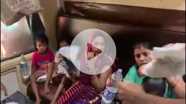 ट्रेन में एसी न चलने पर वाराणसी रेलवे स्टेशन पर यात्रियों ने किया जमकर हंगामा